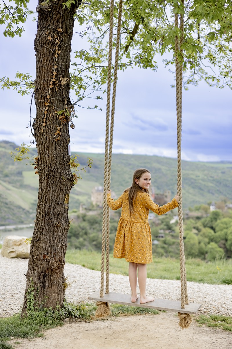 ein Mädchen steht auf einer Baumschaukel des Kinderhotels Ferienhof Hardthöhe | Foto: Hanna Witte