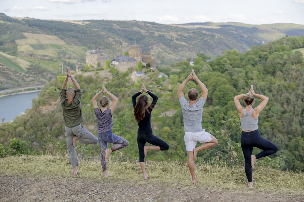 Urlauber des Ferienhof Hardthöhe beim Outdoor Yoga in der Natur | Foto: Hanna Witte
