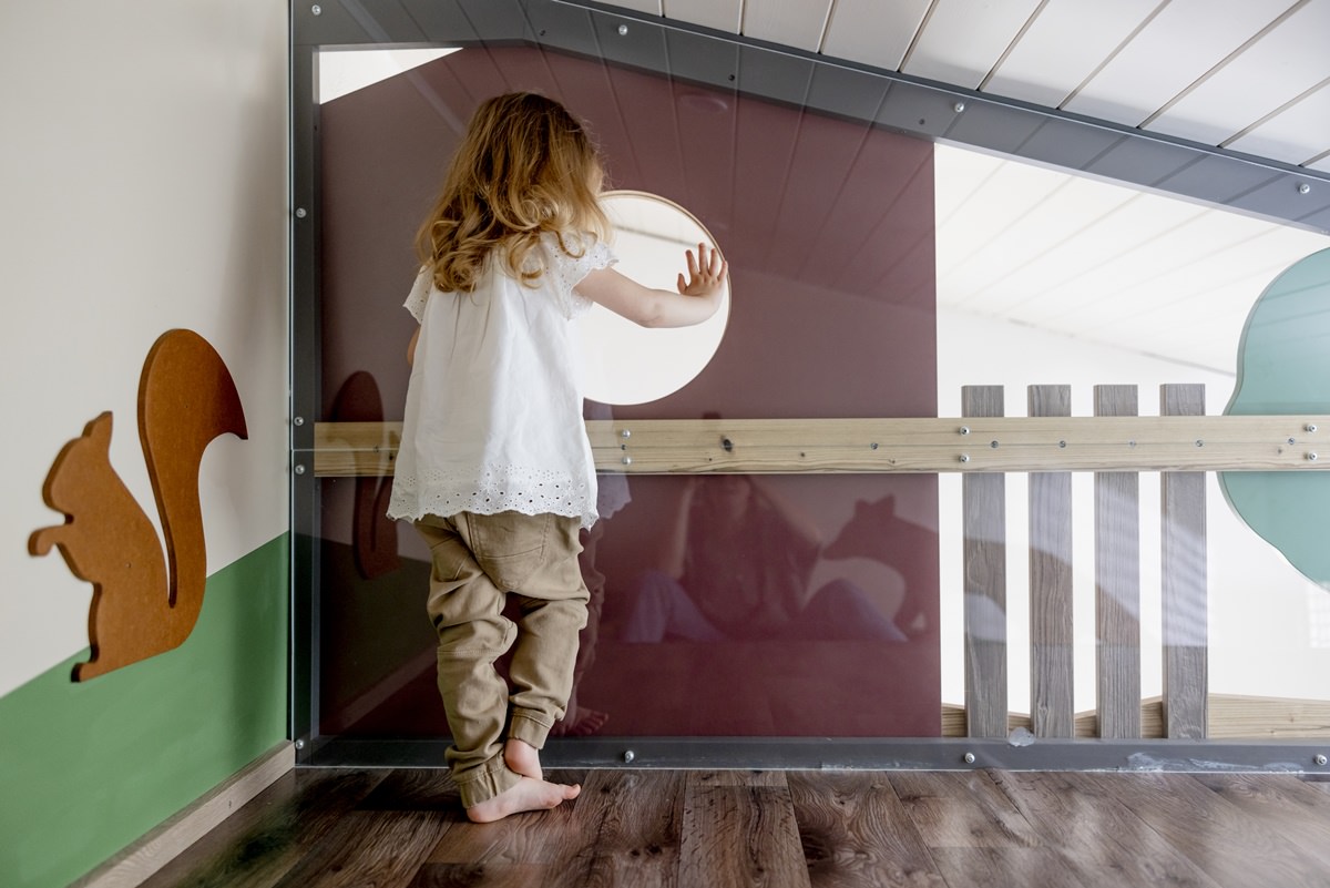 ein Kind spielt im Abenteuer-Kinderzimmer eines Ferienhauses von Hof Hardthöhe | Foto: Hanna Witte