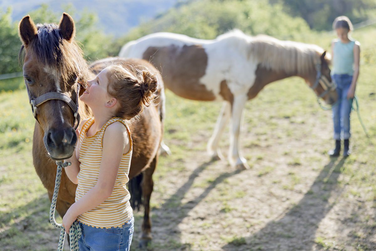 zwei Mädchen führen Pferde von Ferienhof Hardthöhe aus | Foto: Hanna Witte