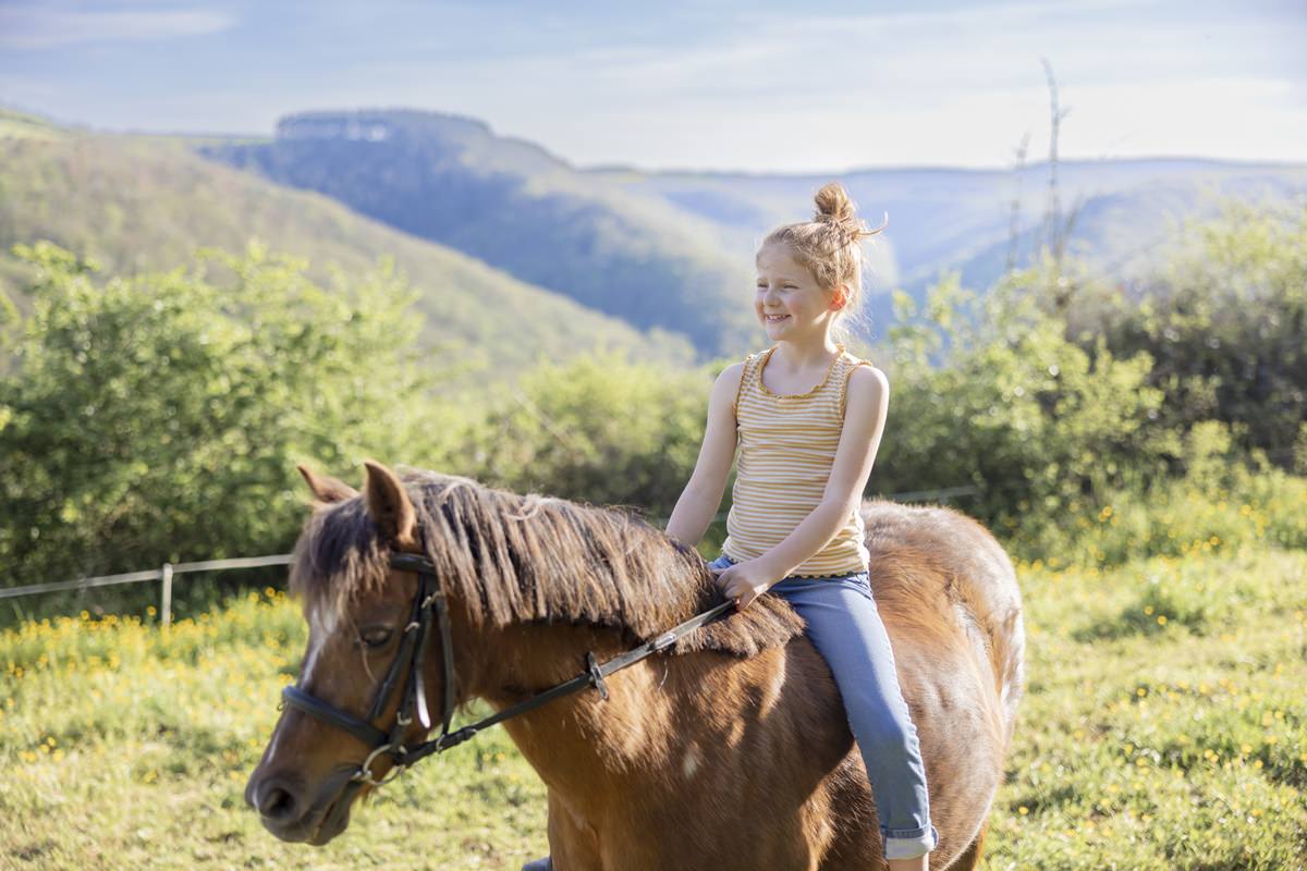 ein Mädchen reitet auf einem Pferd des Kinderhotels Ferienhof Hardthöhe | Foto: Hanna Witte