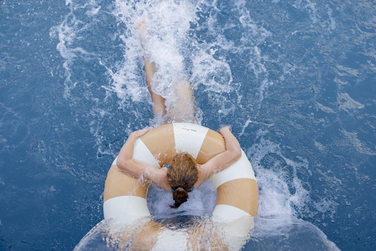 ein Mädchen spielt im Pool von Ferienhof Hardthöhe mit einem Schwimmreifen | Foto: Hanna Witte