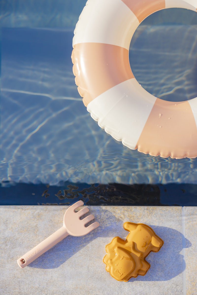 Kinderspielzeug am Rand und ein aufblasbarer Schwimmreifen im Pool von Ferienhof Hardthöhe | Foto: Hanna Witte