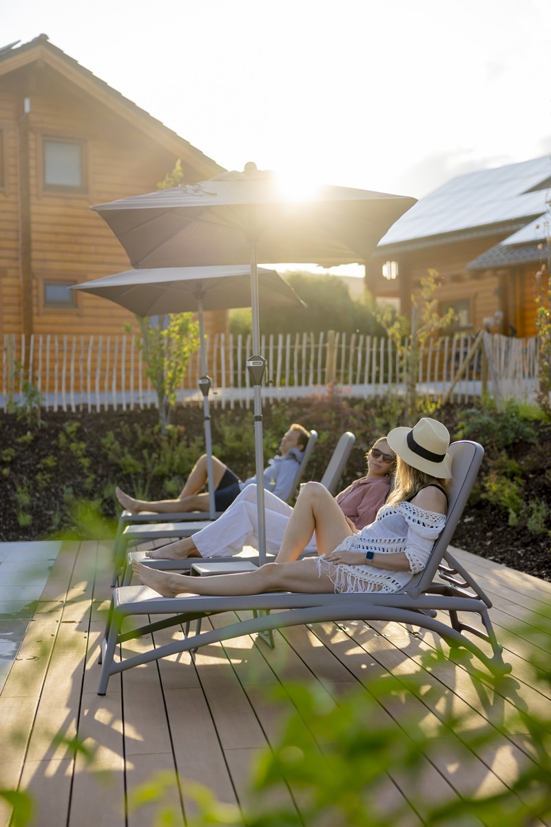 Eltern entspannen auf Sonnenliegen von Ferienhof Hardthöhe | Foto: Hanna Witte