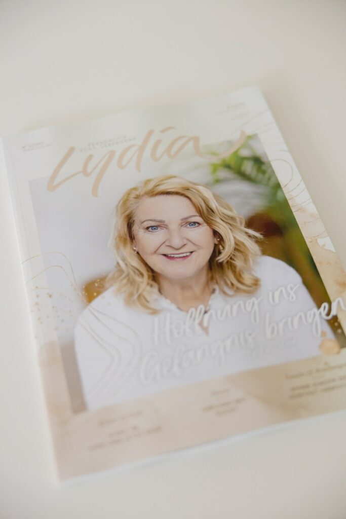 Titelbild des Lydia Magazins mit einem Cover Foto von Missionarin Erika Ströer | Foto: Hanna Witte