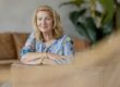 Portraitfoto von Missionarin Erika Ströer, die sich seitlich sitzend auf den Sesselrand stützt | Foto: Hanna Witte