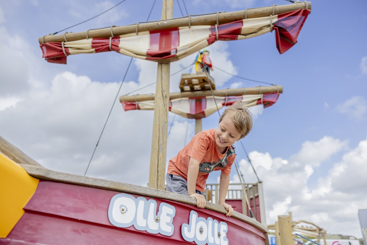 ein Kind spielt auf einem Piratenschiff der Syltklinik | Foto: Hanna Witte