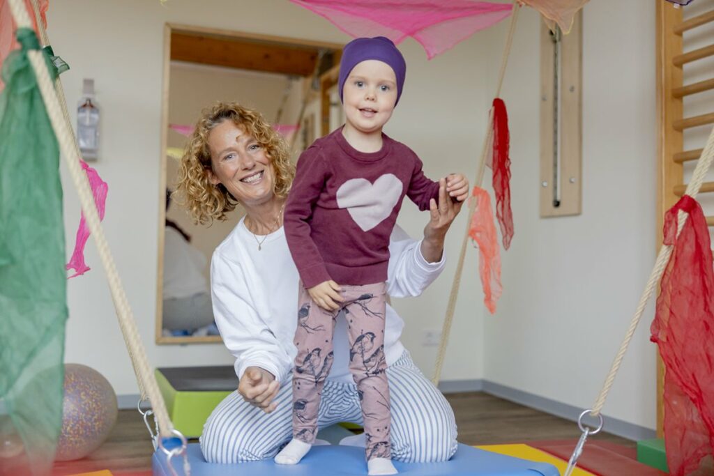 eine Reha Ärztin macht mit einem Kind in der Syltklinik Übungen | Foto: Hanna Witte