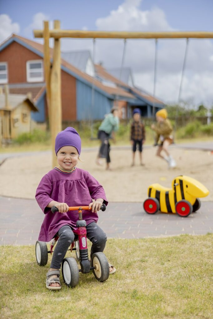 Kinder spielen auf dem Spielplatz des Rehazentrums Syltklinik | Foto: Hanna Witte