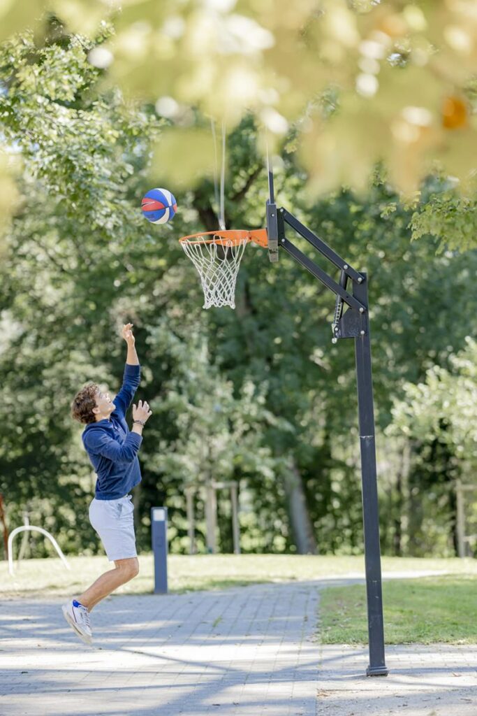 ein Mitarbeiter des Waldpiraten-Camps in Heidelberg spielt draussen Basketball | Foto: Hanna Witte