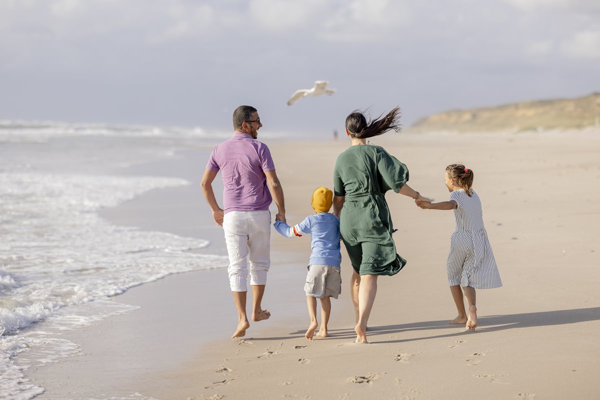 eine Familie mit zwei Kindern geht an einem Strand in Sylt spazieren | Foto: Hanna Witte