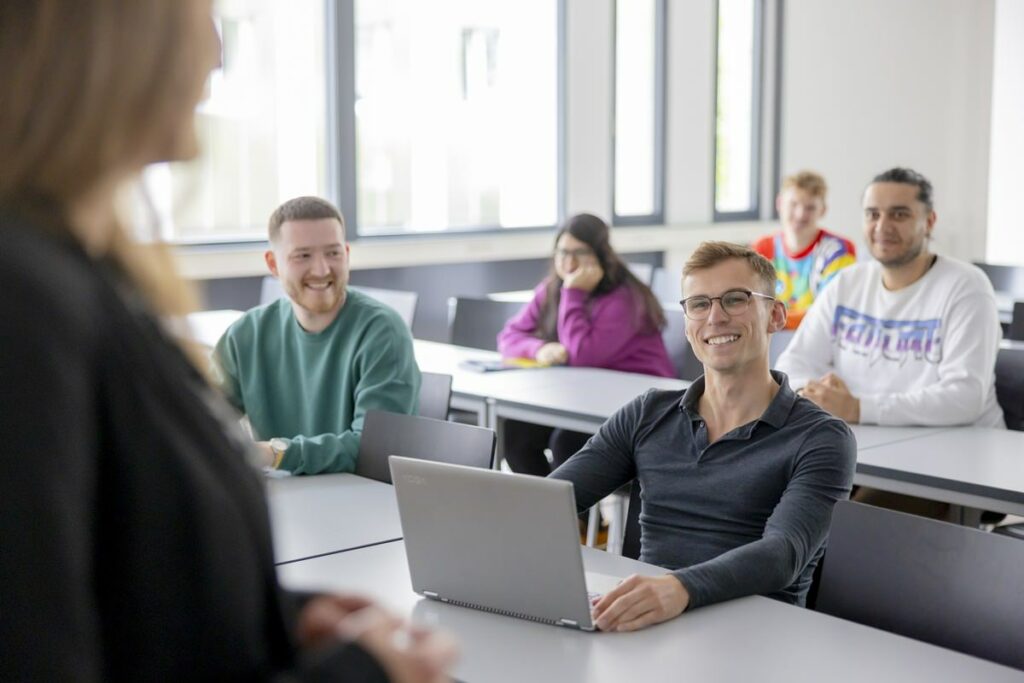 Studenten der Uni Siegen sitzen im Hörsaal und hören der Dozentin zu | Foto: Hanna Witte