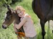 ein Mädchen umarmt ein Pony von Ferienhof Hardthöhe | Foto: Hanna Witte