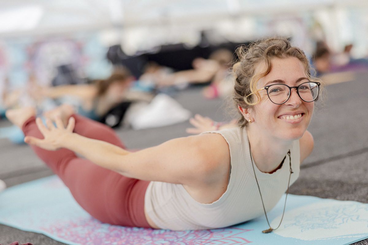 eine Frau macht auf dem Xperience Festival eine Yoga Übung | Foto: Hanna Witte
