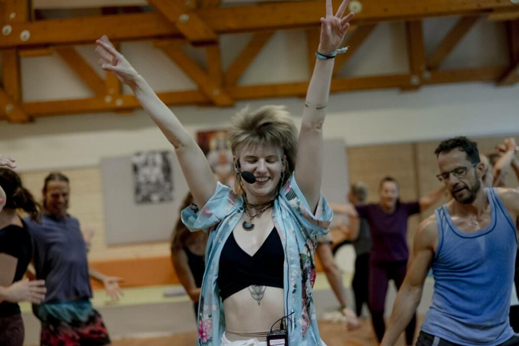 die Leiterin eines Yoga Workshops auf dem Xperience Festival tanzt mit den Teilnehmern | Foto: Hanna Witte