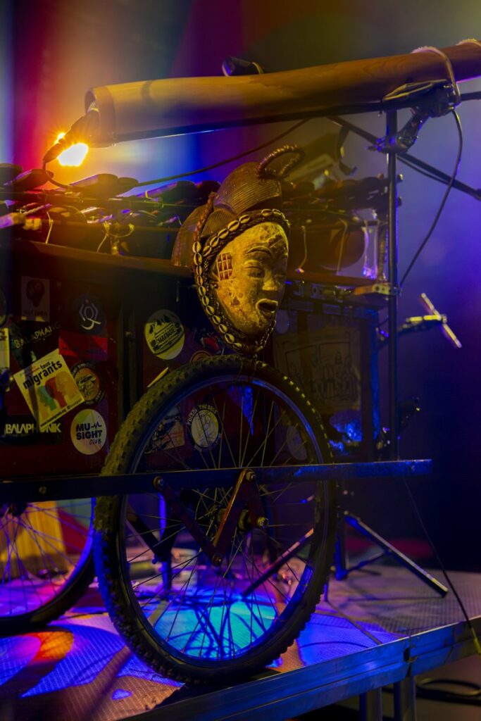 ein Wagen mit Musik Instrumenten auf einer Bühne des Xperience Festivals | Foto: Hanna Witte