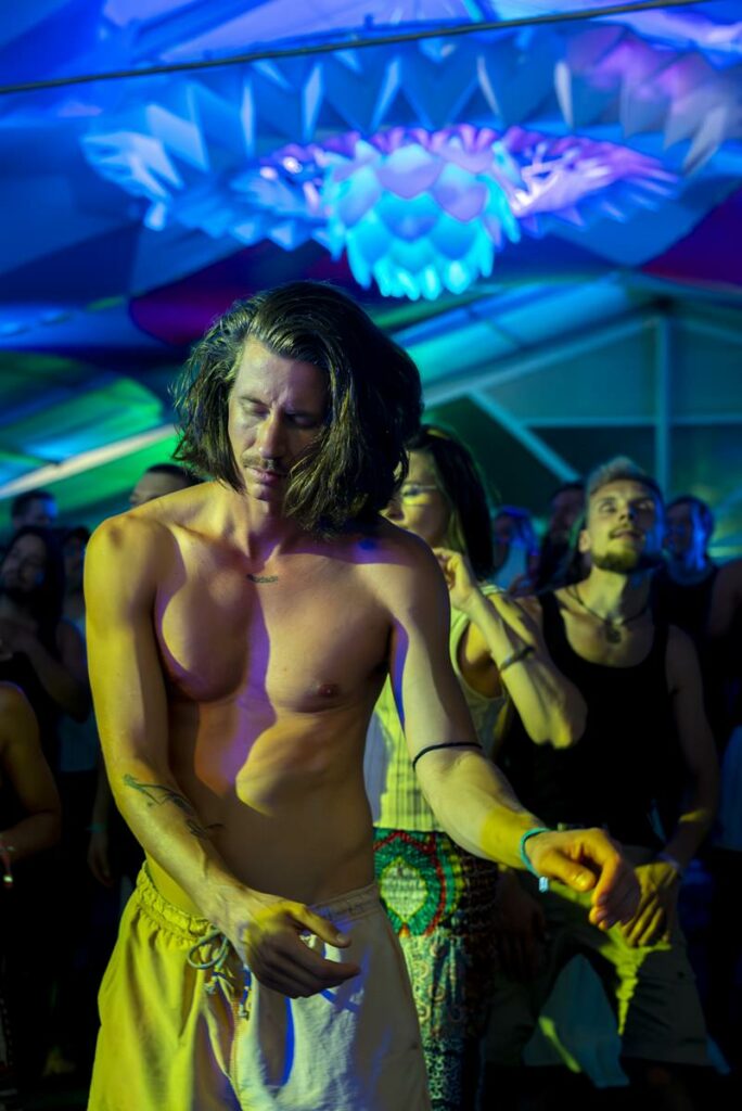 Teilnehmer des Xperience Festivals tanzen zu Entspannungsmusik | Foto: Hanna Witte