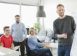 ein MAERA Mitarbeiter präsentiert seinen Kollegen Arbeitsschritte an einem Whiteboard | Foto: Hanna Witte