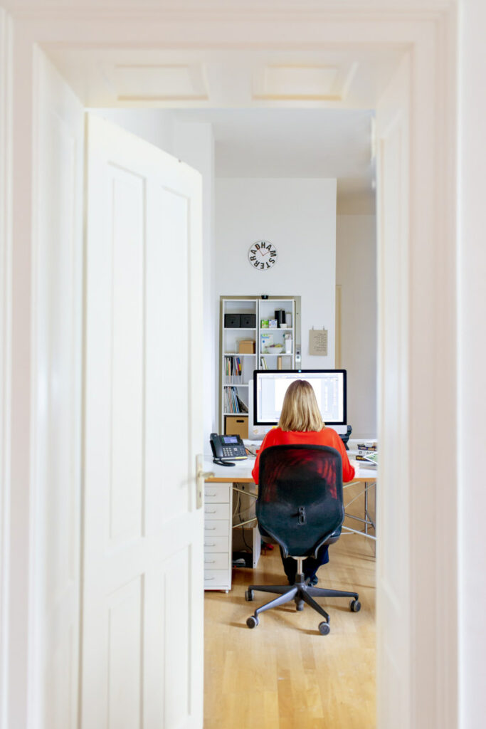 Blick in einen Büroraum, wo gerade eine DITHO Mitarbeiterin am Computer arbeitet | Foto: Hanna Witte