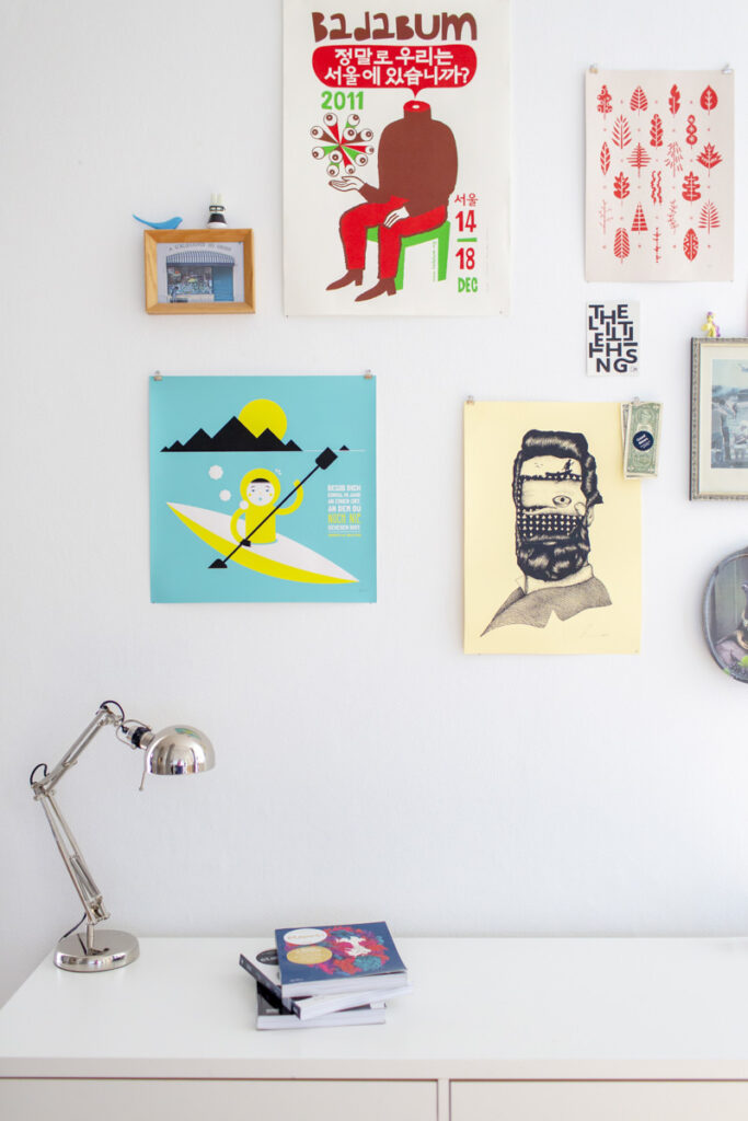 stylische Design-Elemente und Poster in den Büroräumen einer Agentur | Foto: Hanna Witte