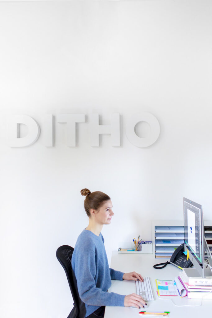modernes Bürofoto einer DITHO Mitarbeiterin am Schreibtisch | Foto: Hanna Witte