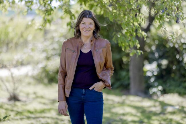 sympathisches Portraitbild von Landwirte Coach Helma Jansen, die über eine Wiese geht | Foto: Hanna Witte