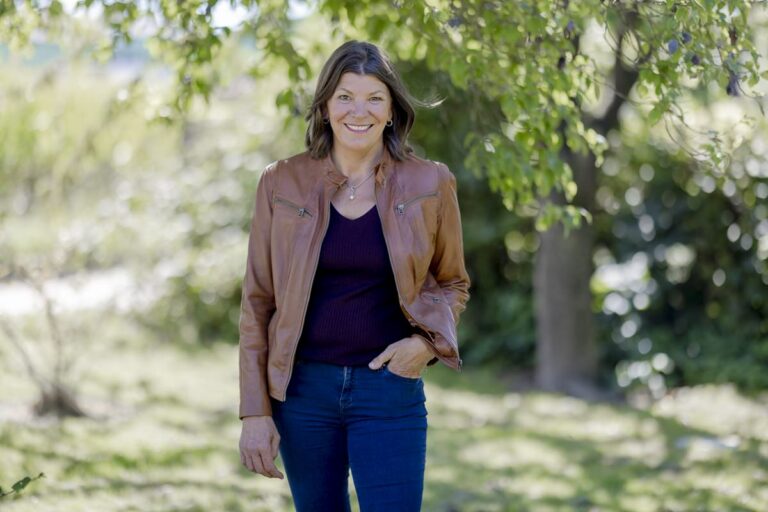 sympathisches Portraitbild von Landwirte Coach Helma Jansen, die über eine Wiese geht | Foto: Hanna Witte