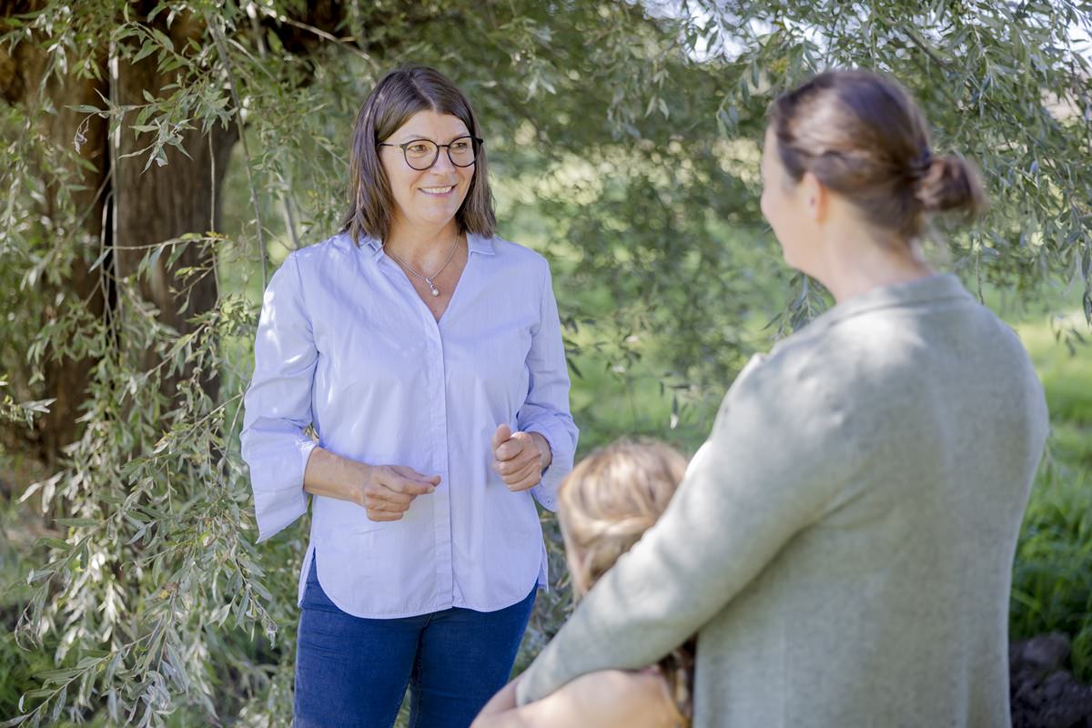 Coach Helma Jansen spricht mit einer Landwirtin und ihrer Tochter | Foto: Hanna Witte