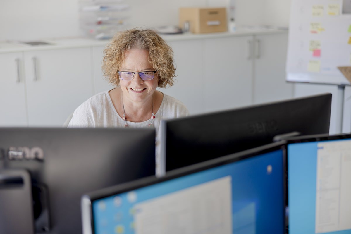 die Mitarbeiterin von Landwirte Coach Helma Jansen arbeitet am Computer | Foto: Hanna Witte