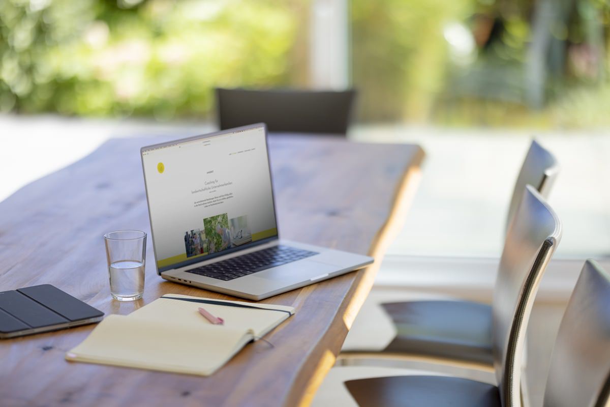 ein Laptop, auf dem die Website von Landwirte Coach Helma Jansen angezeigt wird, steht auf einem Konferenztisch | Foto: Hanna Witte