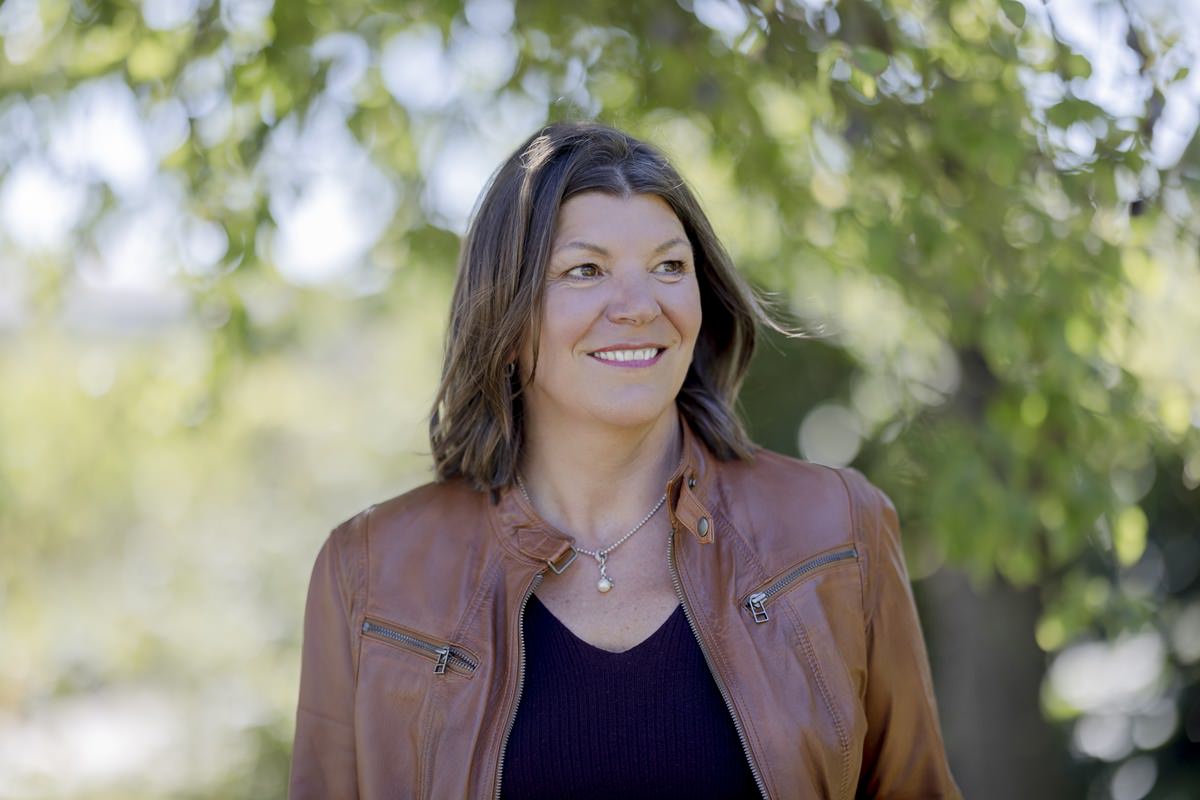 Portraitfoto von Landwirte-Coach Helma Jansen in der Natur | Foto: Hanna Witte