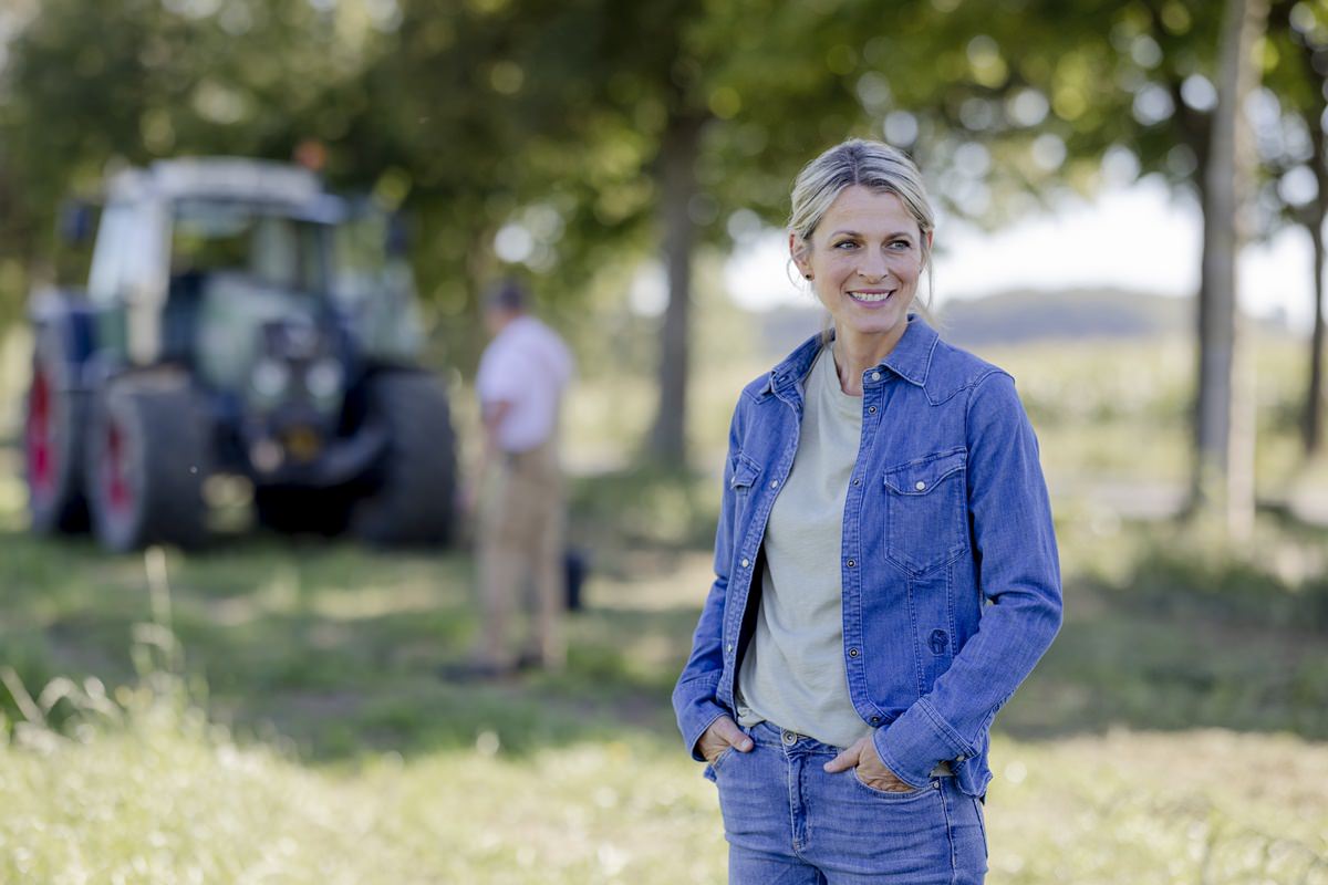 eine Landwirtin steht mit den Händen in den Hosentaschen auf ihrem Feld | Foto: Hanna Witte