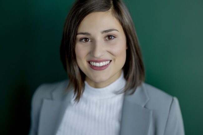 für das Business Foto steht die Beraterin vor einer grünen Wand und blickt direkt in die Kamera | Foto: Hanna Witte