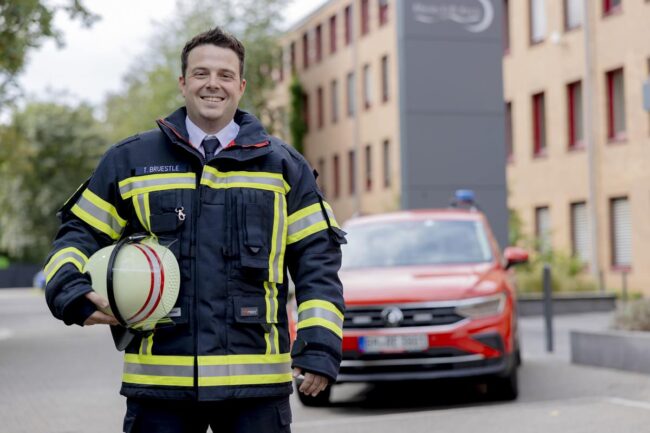 ein Rettungsdienst Mitarbeiter des Rhein-Erft-Kreis steht vor seinem Einsatzfahrzeug | Foto: Hanna Witte