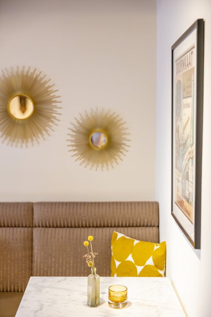 Hotelfoto von einer Sitzecke mit stylischen Dekoaccessoires in gelb | Foto: Hanna Witte