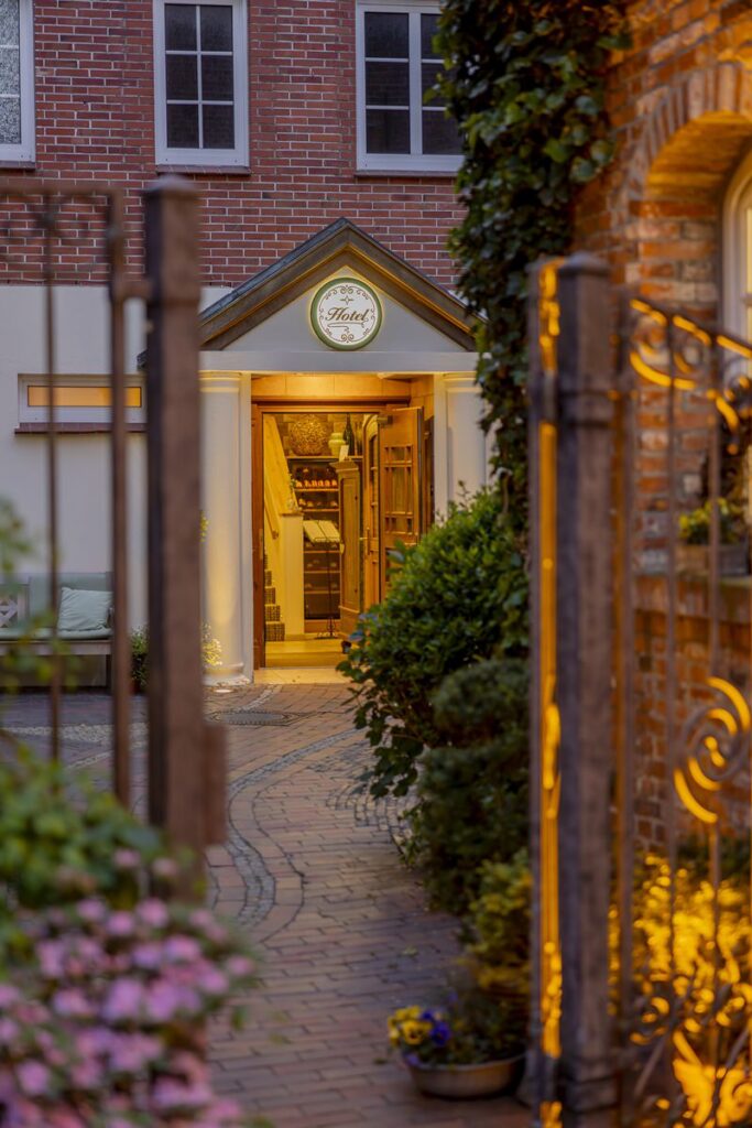 Weg mit Tor zum Eingang von Romantik-Hotel Reichshof | Foto: Hanna Witte