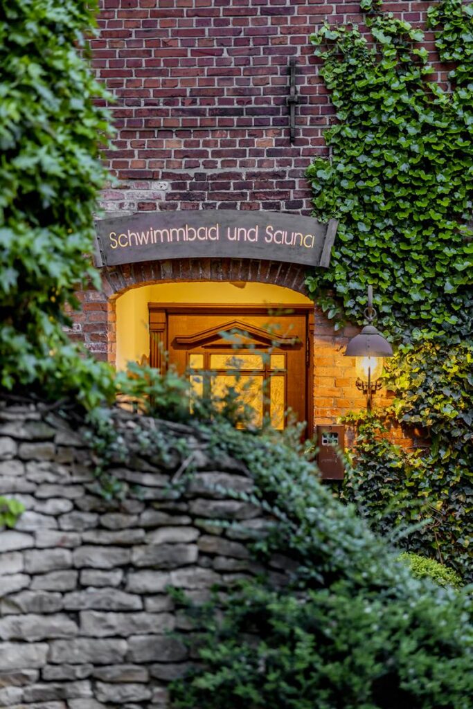 Romantik-Hotel-Foto vom Eingang zu Schwimmbad und Sauna von Hotel Reichshof | Foto: Hanna Witte
