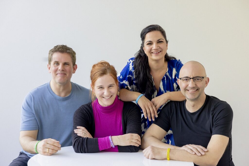 Gruppenfoto der vier Gastgeber:innen eines Kinderschutz Podcasts | Foto: Hanna Witte