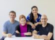 Gruppenfoto der vier Gastgeber:innen eines Kinderschutz Podcasts | Foto: Hanna Witte